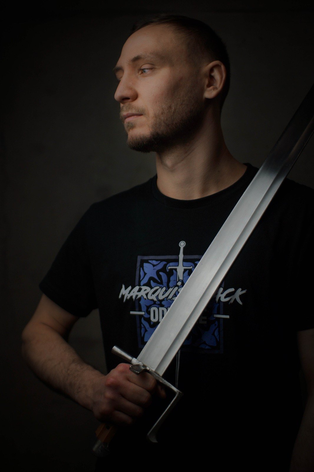Maxence Favre en tenue de protection, épée en main